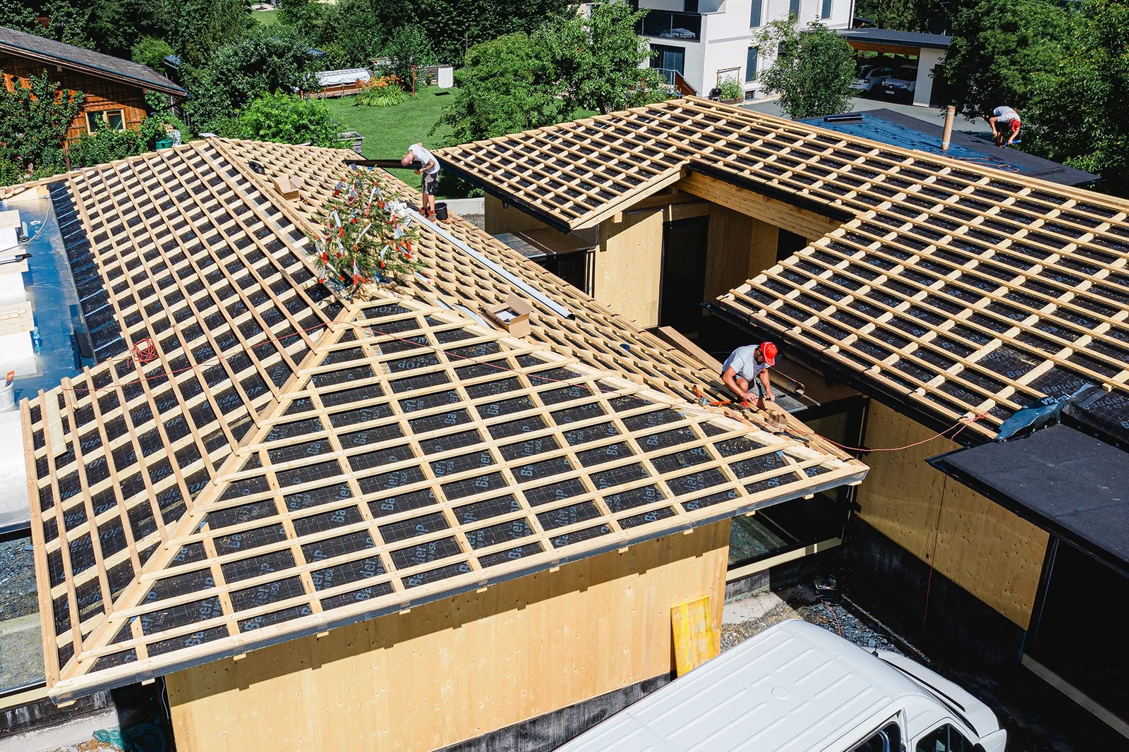 Drau-Dach-Mitarbeiter arbeiten am Holzaufbau eines Daches