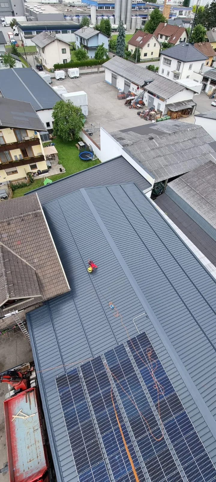 Dachfläche mit Photovoltaik und laufenden Arbeiten