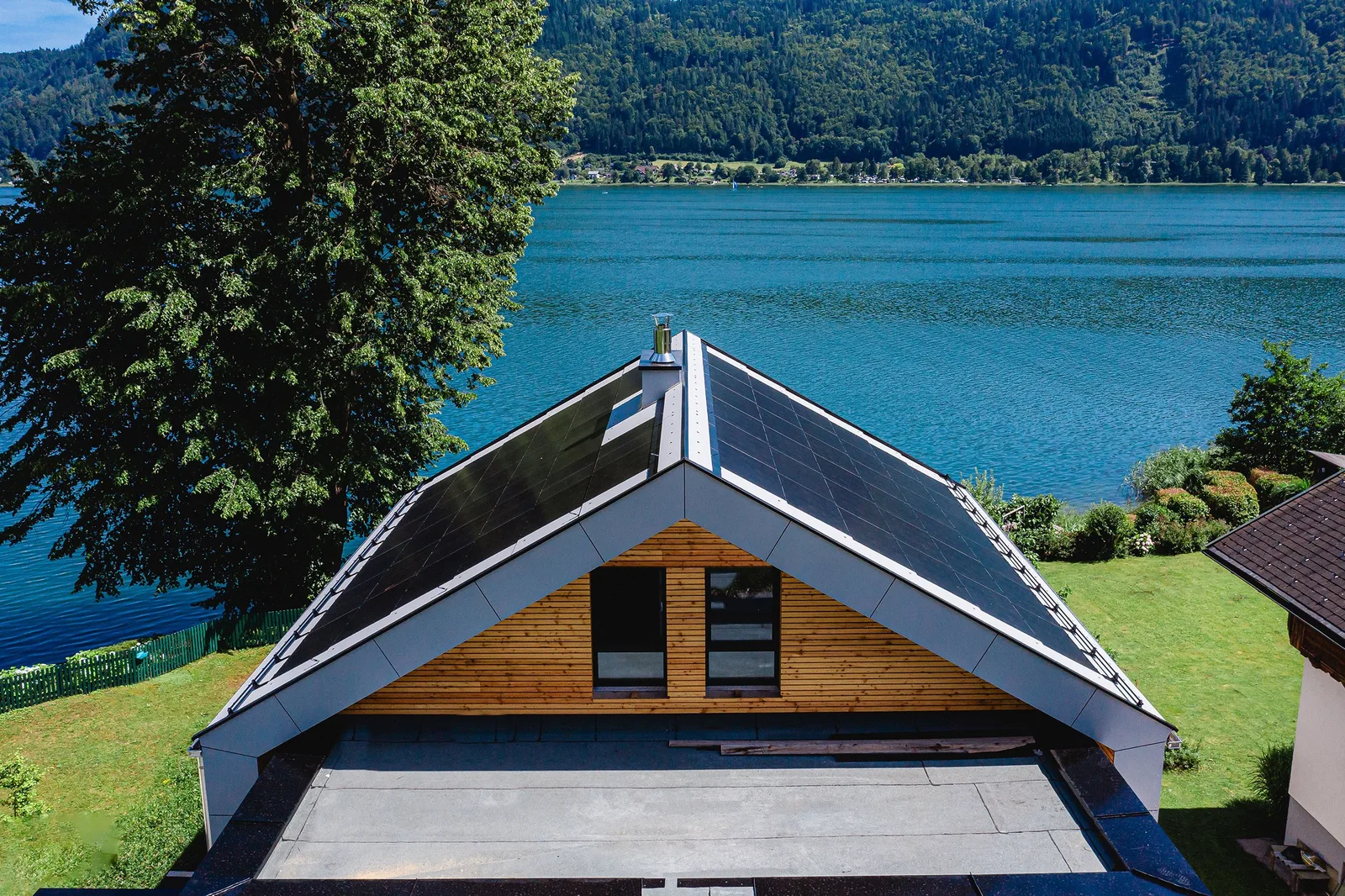 Fertiggestelltes Dach an einem See in Kärnten
