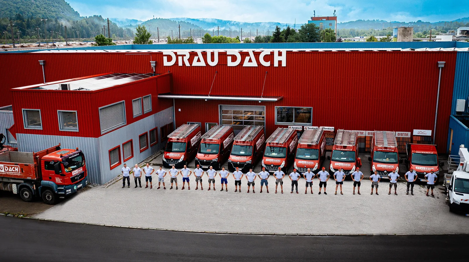 Team, Fahrzeuge und Betriebsgebäude von Drau Dach